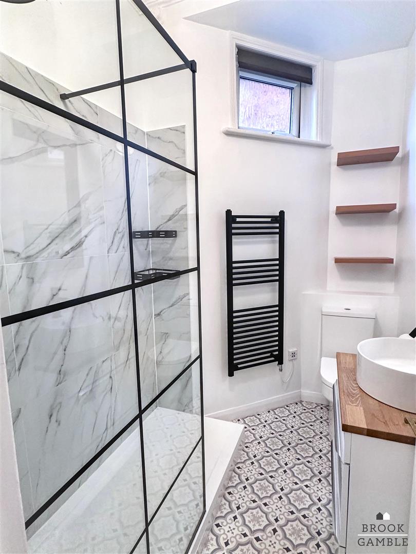 1 Bedroom Flat - Conversion. Hartfield Road in Eastbourne,  10
